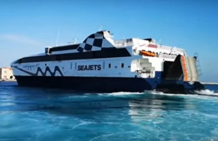 Οι «χορευτικές» φιγούρες του «world champion jet» και το ευχαριστώ των Συριανών (βίντεο)